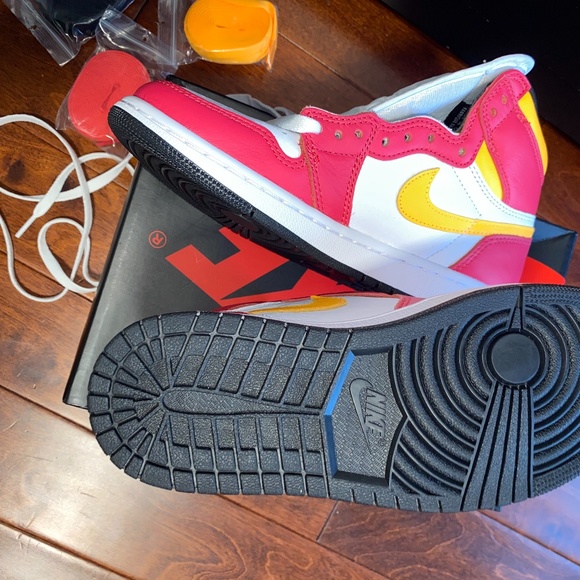 Jordan 1 Retro High OG Light Fusion Red - Picture 3 of 6